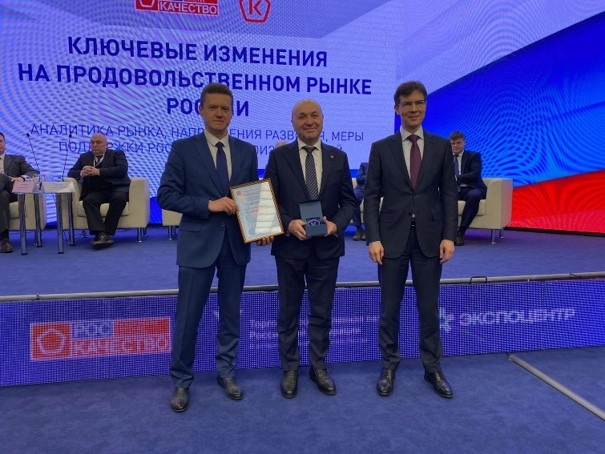 Тульский молочный комбинат награжден сертификатом соответствия продукции и хрустальной статуэткой "Знак качества" за сметану «Бежин луг».